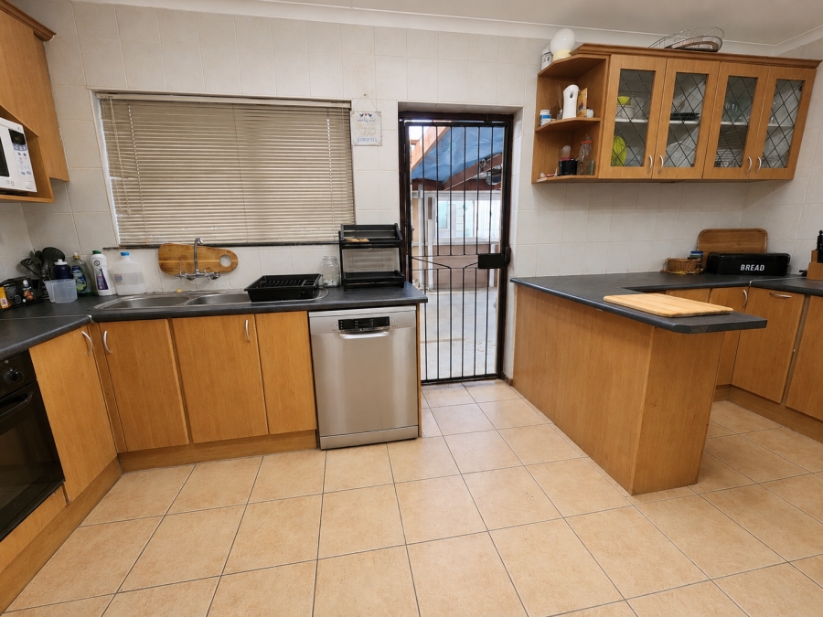 To Let 4 Bedroom Property for Rent in Eikendal Western Cape